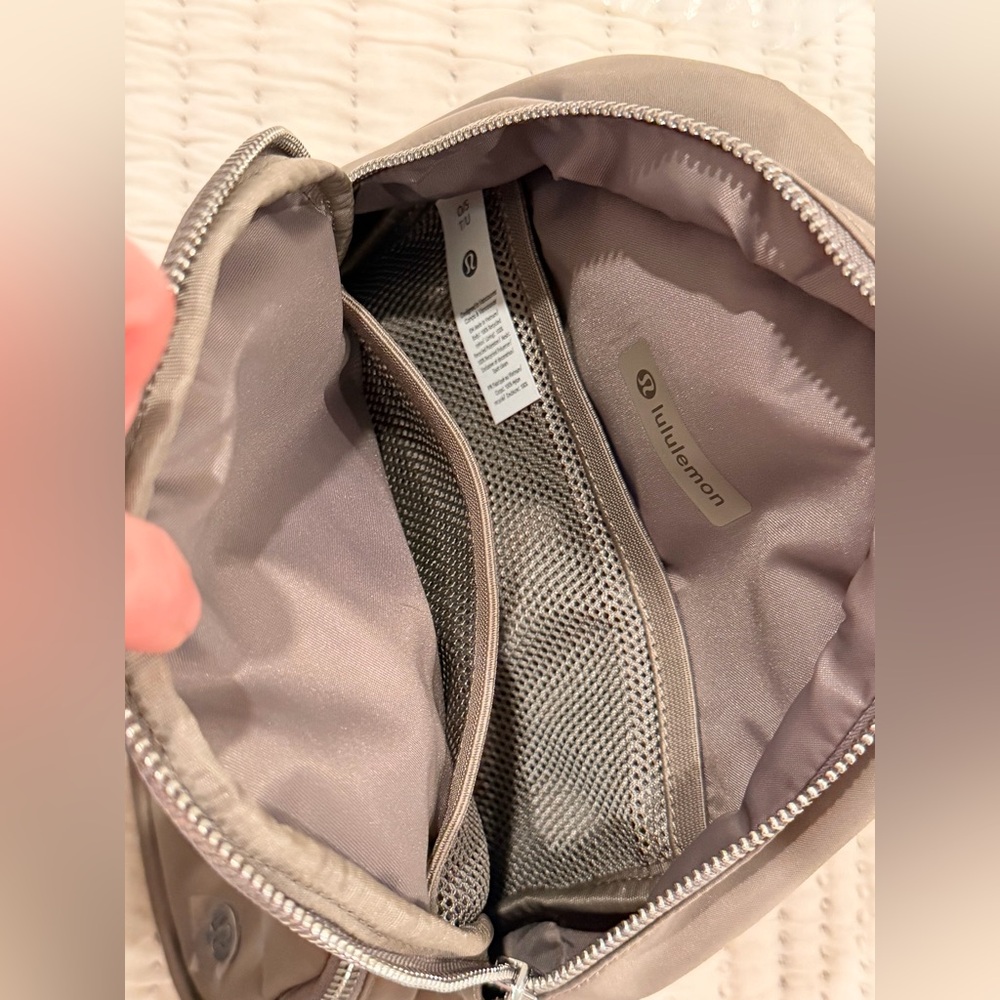 Lululemon Everywhere Sling Bag 4.2L- Warm Ash Grey - Picture 5 of 9